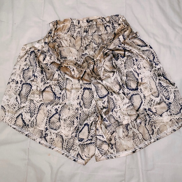 Snake print shorts size L - Picture 2 of 2